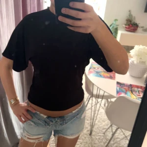 Jeans shorts  - Säljer dessa skit snygga jeans shorts ifrån hollister. De har jätte fina detaljer och är perfekta nu till sommaren. Storlek W25 men skulle säga att de passar S-M. Inga defekter 