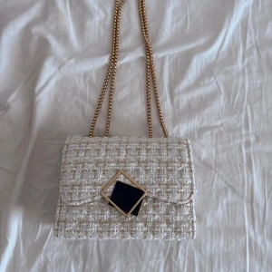 Väska - En jätte elegant väska. Har aldrig andvänt och varit i min gaderob. Köpte den ca 2 månader sedan. Jätte fin och passar för fester eller om man går ut.