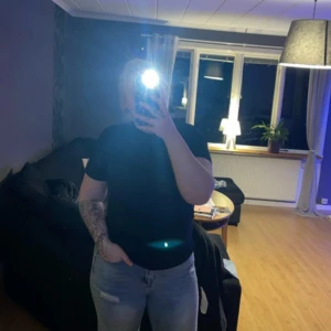 Svart t-shirt från SOC - Säljer en svart t-shirt från SOC i storlek xs. T-shirten är kortärmad och tillverkad i ett syntetmaterial som passar perfekt för träning. Den har en enkel design med en liten logotypdetalj på ärmen.