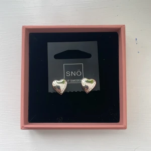 Hjärtformade örhängen från Snö of Sweden - Snygga silver hjärtformade örhängen från Snö of Sweden. Aldrig använda 💗