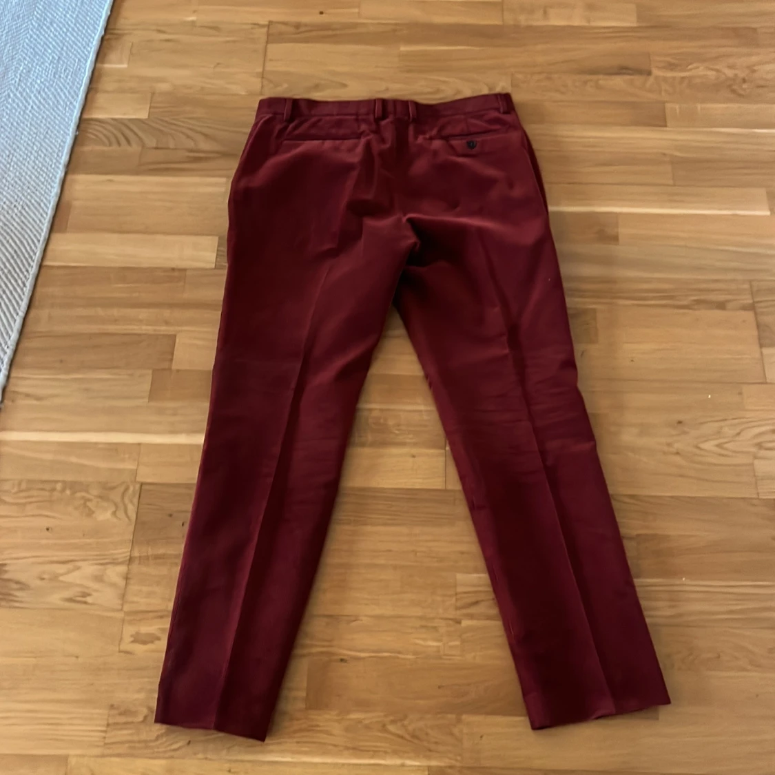 Vinröda kostymbyxor - 1