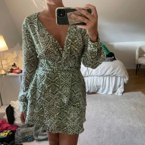 ZARA sommarklänning  - Snygg grön sommarklänning från zara som inte finns att köpa längre🙏🏼🙏🏼 Aldrig använd! Går ner i pris till 300 vid snabb affär .