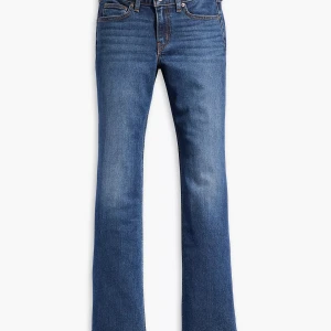 Blå bootcut jeans - Snygga mörkblå lågmidjade bootcut jeans från Levi's. Är i storlek w28 men hade också kunnat passa som w30 pga skön passform. Är köpt i petite passform och är därför perfekt längd för tex mig som är 162🥰