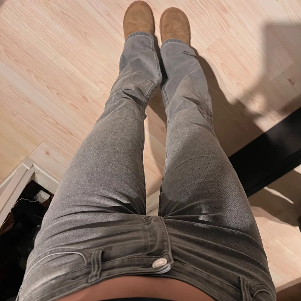 Superfina Lågmidjade bootcut jeans från hm Storlek 170 men passar mig som brukar ha 34 Jag är ca 167cm lång och det passar mig bra i längden Det har även justerbar midja. Farkut & Housut.