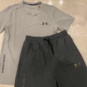 Under armor dress  - Storlek M men passar s, skick 10/10 aldrig använda, har ni frågor så är det bara att höra av sig 😁