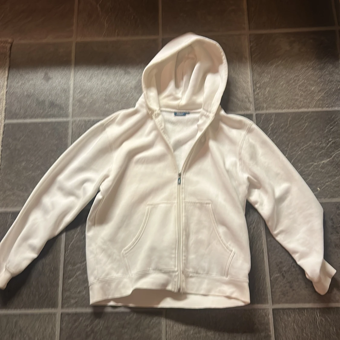 Vit hoodie med Carlsberg-tryck - 1