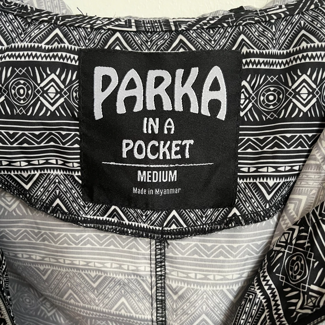 Svartvit mönstrad parka - 1