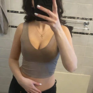 Beige linnetopp  - Säljer en stilren beige linnetopp från New yorker. Toppen är ärmlös och har en enkel design som passar perfekt till olika outfits. Perfekt för varma dagar eller som ett lager under en jacka. Står xxs men passar xs också