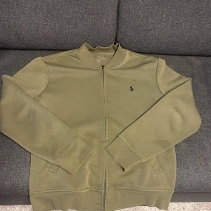 Hel zip-up från Ralph Lauren - Säljer en olivgrön tröja från Ralph Lauren i storlek M. Priset är inte hugget i sten, tveka inte på att höra av dig vid frågor 🤝🍾