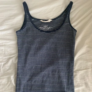 randigt linne - Skönt och fint linne från H&M! Bara använd ett fåtal gånger. Ett perfekt basic plagg att ha i garderoben. Ganska lång och normal i storleken. 🪻 