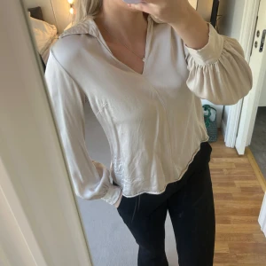 Blus - Använd skick. Lite nopprig.