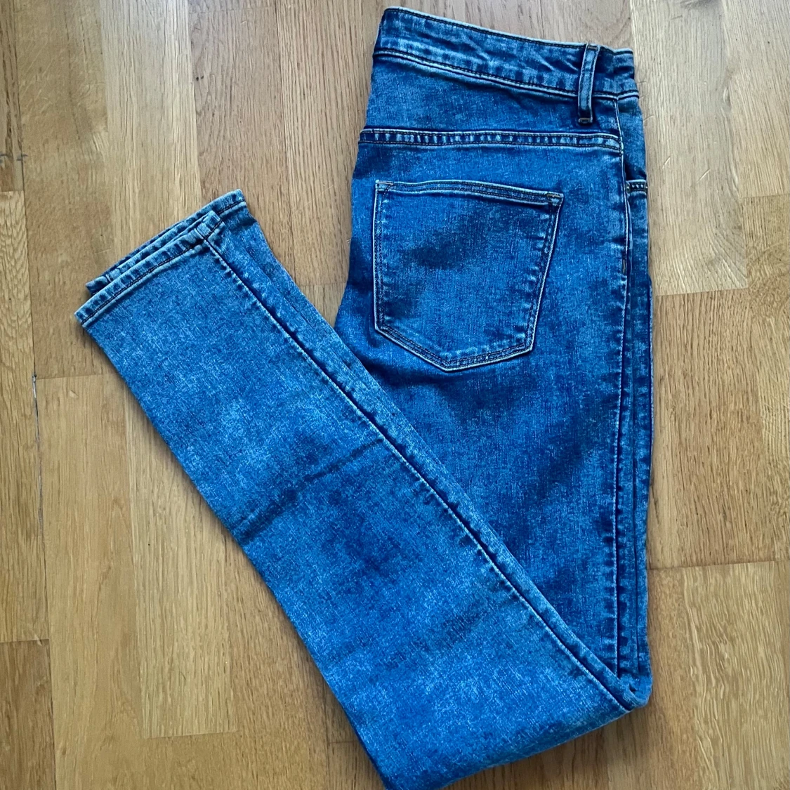 Blå jeans med mid midja - 1