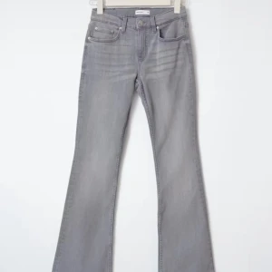 Grå bootcut jeans - Snygga grå bootcut jeans med hög midja och klassisk femficksdesign. Perfekta för en stilren look. De har en knapp och dragkedja framtill.