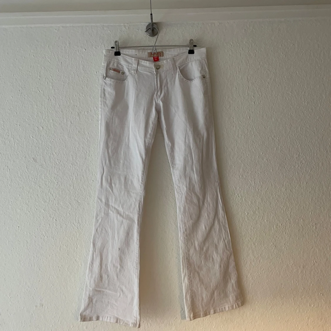 Vita bootcut jeans från Moto