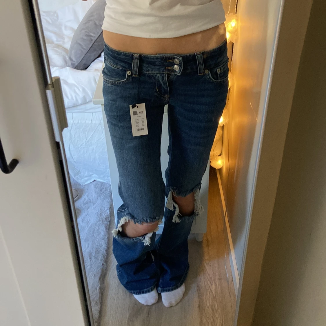 Blå bootcut jeans med slitningar