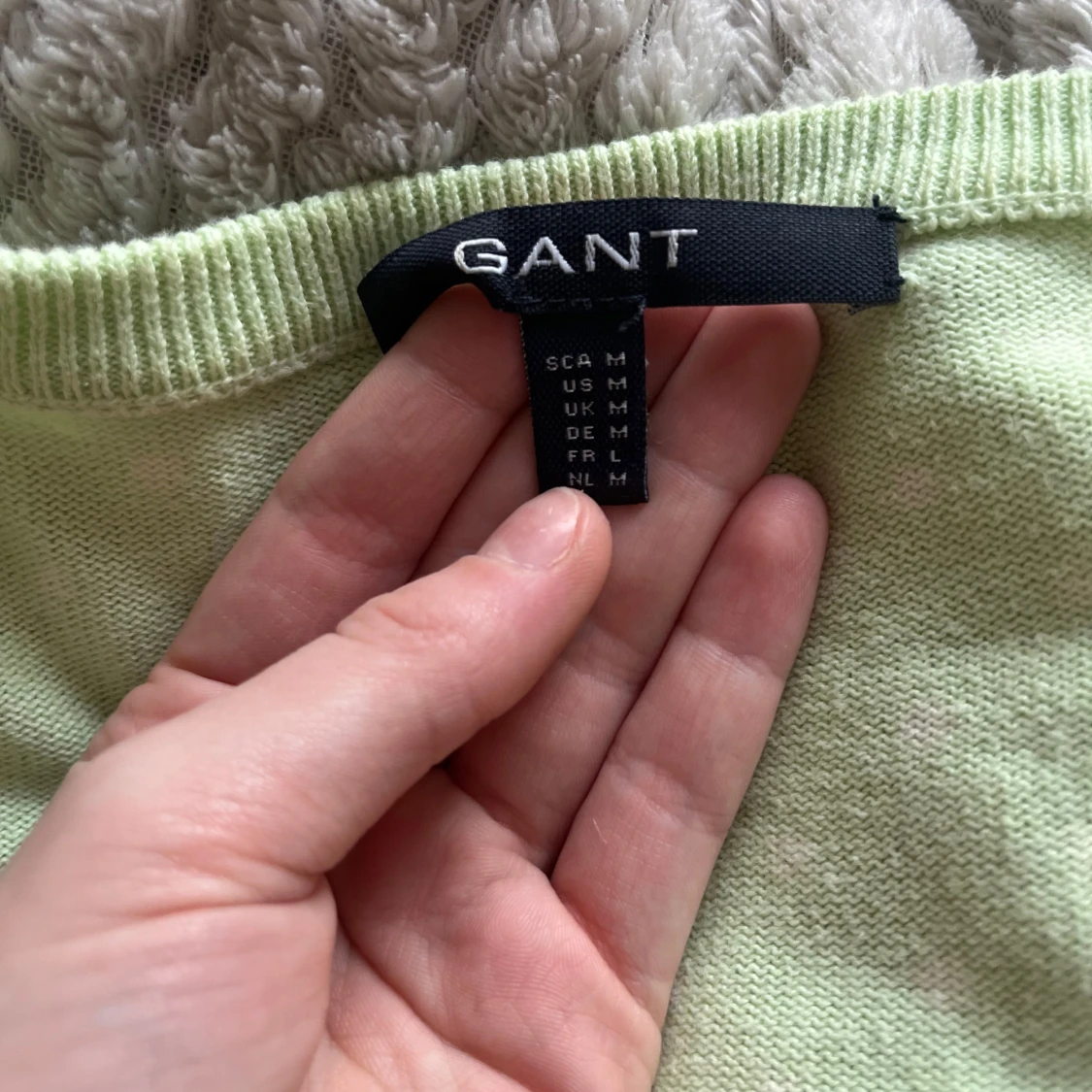 Ljusgrön v-ringad tröja från GANT - 2