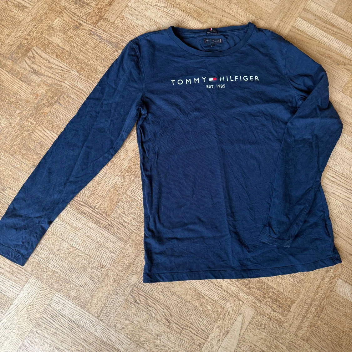 Mörkblå långärmad tröja från Tommy Hilfiger