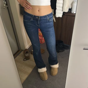 Blå bootcut jeans - Säljer nu mina älskade bootcut jeans från Zara (Lågmidjade). En av mina favoriter men har för många jeans💕💕