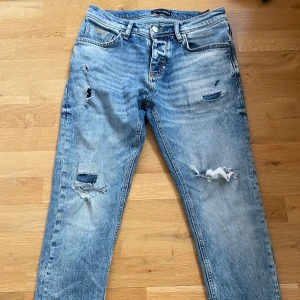 Anthony moreno Jeans  - Säljer dessa sjukt snygga Anthony morens jeans🤩Har snygga slitningar och använda väl men inget slitage🤩Storlek: 30 midja, 28 längd ‼️Pris kan diskuteras vid snabb och smidig affär‼️