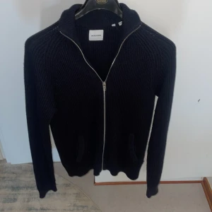 Mörkblå hel zippad tröja, Jack and Jones  - Säljer en stilren mörkblå kofta från Jack and Jones. Passar både till vardags och mer uppklädda tillfällen. Knappt använd och Storlek S.