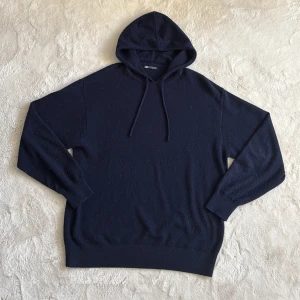 Zara Kashmir hoodie - Zara Kashmir hoodie i bra skick bara lite nopprig men går enkelt att lösa. Finns inte kvar på Zara o köpt där ifrån för 2,9k och mitt pris 779kr. Hör av dig vid funderingar och pris kan diskuteras vid snabb affär mvh Malte.202
