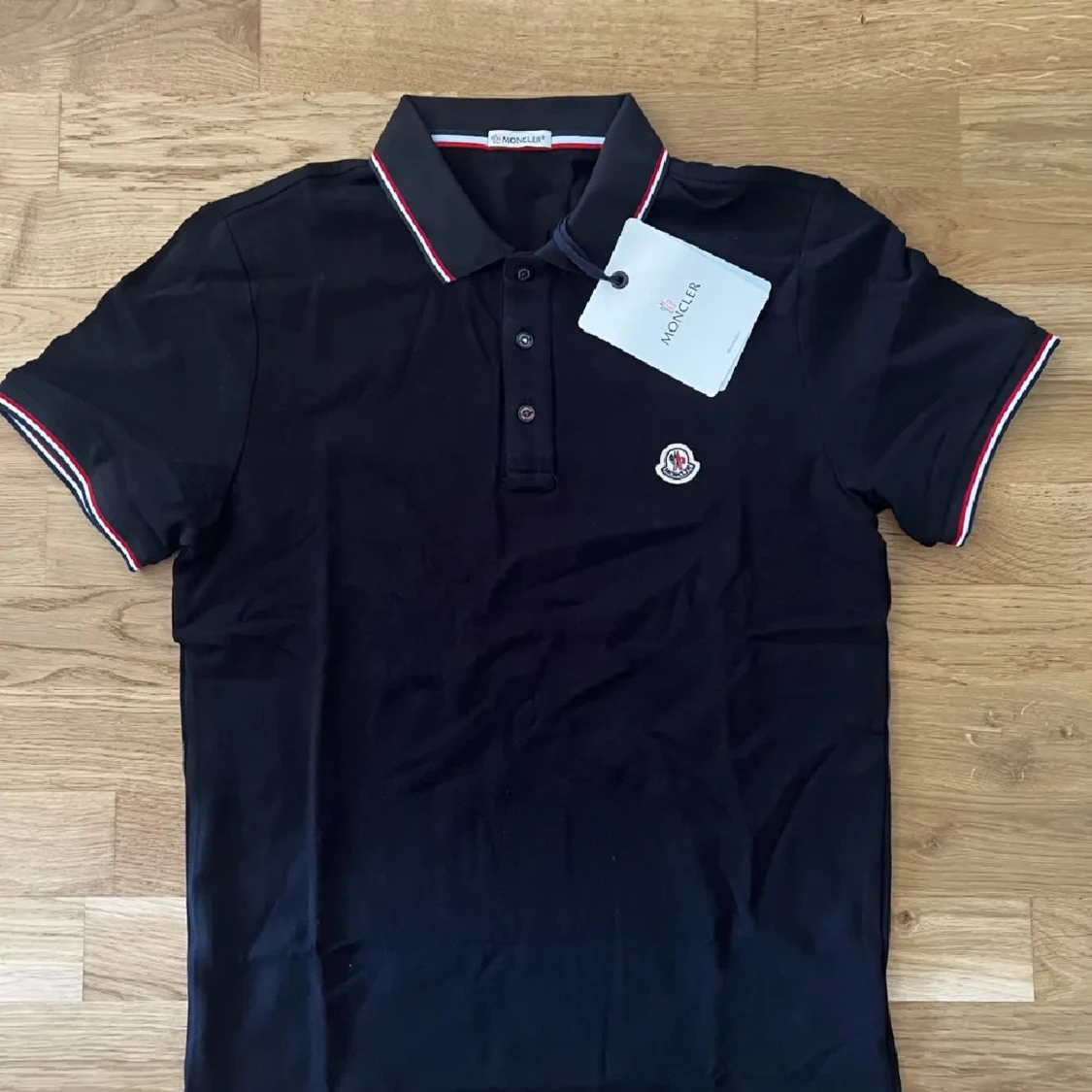 Svart pikétröja från Moncler