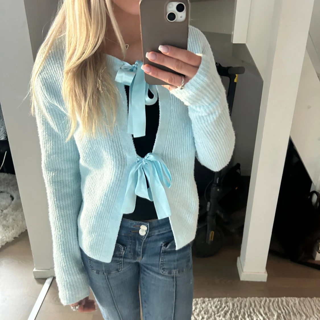 Ljusblå ribbad kofta med knytband