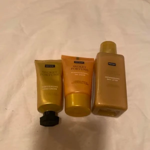 Hudvårdsset från Secret Fortune - Set med tre produkter från Secret Fortune: en mjukgörande handkräm, en återfuktande dagkräm och en skimrande body lotion. Perfekt för att hålla huden mjuk och återfuktad med en touch av lyster.