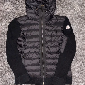 Moncler cardigan - Helt ny oanvänd cardigan perfekt inför våren. Storlek 2/M men passar även storlek S samt storlek L
