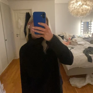 Other storie polotröja - Superfin svart stickad polotröja från &other stories 🥰 i storlek xs men passar även s ❤️💘