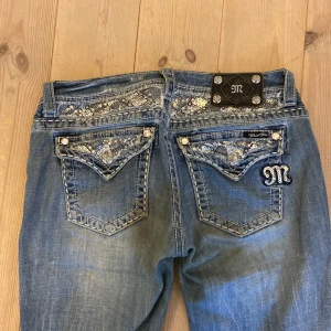Miss Me jeans - Snygga blå jeans från Miss Me med bootcut-stil och dekorativa detaljer på bakfickorna. Skriv för mer info eller bilder. Pris kan diskuteras.