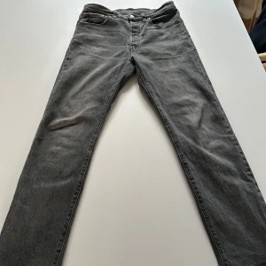 Grå jeansbyxor - Säljer ett par snygga gråa levi’s 501 jeans 