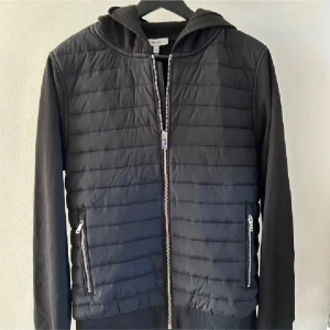 Reiss cardigan - Knappt använd cardigan från Reiss. Den har inga tecken på användning och passar perfekt nu till våren. Nypris 2 250kr. Pris kan diskuteras vid snabb affär.