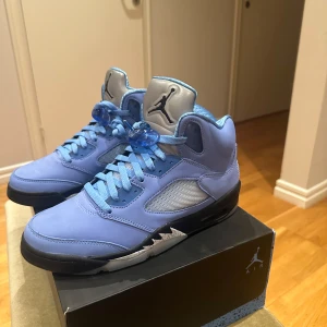 Jordan 5 UNC - Säljer nu mina Jordan 5 UNC, helt oanvända och har bara varit i boxen. Stl 42. Köpte dom på Nike snkrs. Inget kvitto tyvärr. 