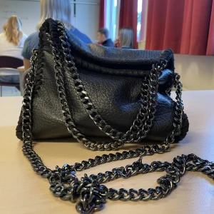 Stella Mccartney liknande väska - Säljer denna jättefina väska som använts en del men är helt utan defekter och fortfarande i jättefint skick. Det är en liten modell men rymlig!💓Tidigare köpt på plick så jag vet inte vart den är köpt😊