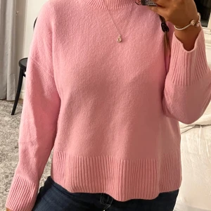 Rosa stickad tröja - Säljer en mysig rosa stickad tröja med långa ärmar och ribbade detaljer vid ärmslut och nederkant. 