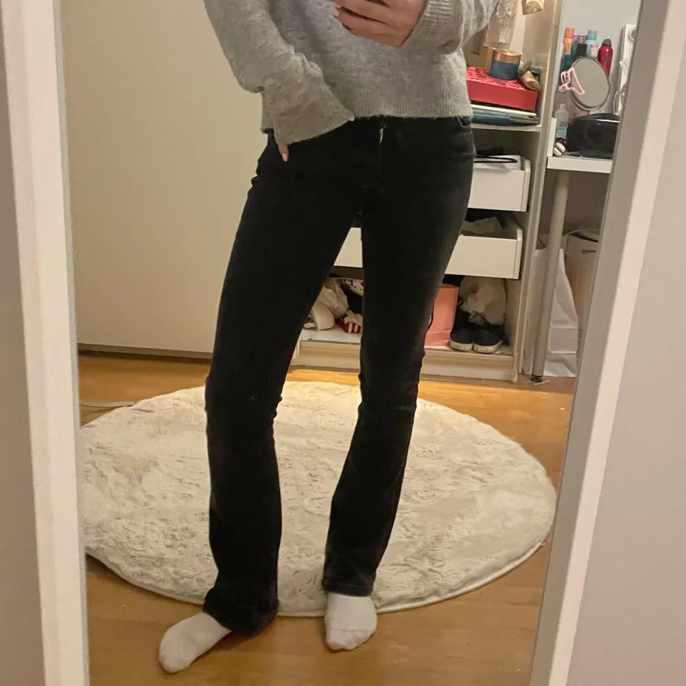 Superfina lågmidjade jeans från Zara, storlek 32 men funkar på mig som har 34 då de är stretchiga. Superfina och bra skick men har en slitning i fram (se bild), tycker inte man ser det när man har de på sig men man vill nog bara sy in någon tyglapp bakom så det inte går upp mer❤️❤️. Farkut & Housut.