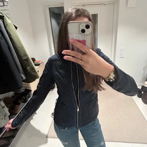 Vårjacka med fickor  - Säljer en jättefin vårjacka ifrån Massimo dutti med fickor framtil i mörkblå ! 💞knappt använd så inga defekter 💞 skriv vid frågor 