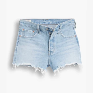 Ljusa jeansshorts med fransar - Snygga ljusblå jeansshorts från Levis. Tyvärr aldrig riktigt kommit till användning mer än 5 gånger max. Shortsen är lite för stora för mig som är 1,60 cm då storleken är  W25. 💕