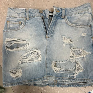  jeanskjol med slitningar - Snygg ljusblå jeanskjol från Bik Bok   med coola slitningar och hål💞 . Jeansen har hål på både fram och baksida ! 💞 storlek XS , skriv vid frågor 💞