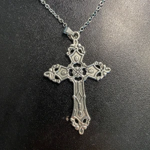 Silverfärgat korshalsband - säljer detta jättefina silvriga korshalsband då den tyvärr inte kommer till användning längre💘 kom privat vid frågor/fler bilder! pris e diskuterbart 💕