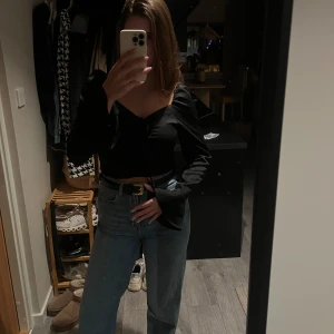 Svart långärmad topp från Bik Bok - Långermad topp i satin. Sitter godt på axlerna, annars är den snygg att ha off-shoulder. Storleken passer S/M. Aldrig använt 🖤