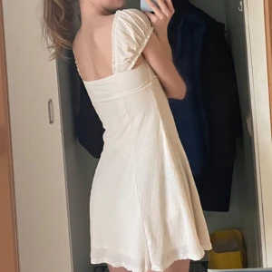 Studentklänning/ sommarklänning - Studentklänning/ sommarklänning! Superfin klänning med jättefin passform, helt ny med lappen kvar!