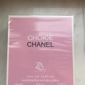 Choice Chanel Eau de Parfum - Choice Chanel Eau de Parfum från ZA Collection i en elegant rosa förpackning. Flaskan innehåller 100 ml av en doft med en blandning av blommiga och fruktiga noter. Perfekt för den som vill ha en sofistikerad och fräsch doft.
