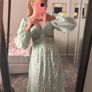 Blommig långklänning från VILA - Säljer en vacker blommig långklänning i ljusgrönt från Vila. 💚Klänningen är perfekt till midsommar! Köptes förra sommaren, använd en gång, så i princip som ny. Stl 34, passar en XS/S