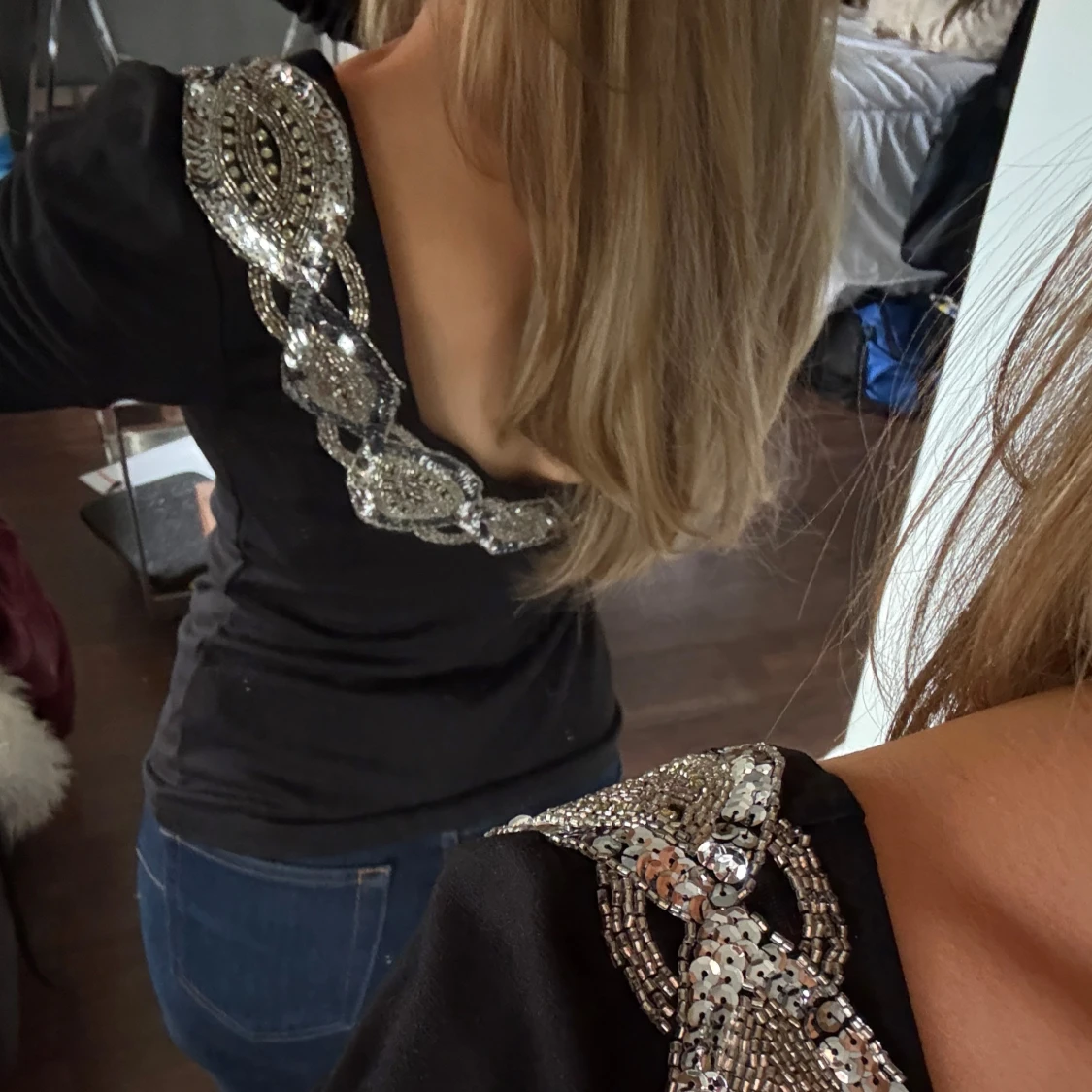 Svart topp med paljettdetaljer - 1