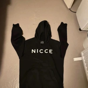Nicce hoodie - Gott skick! - Säljer en riktigt snygg Nicce hoodie i bra skick! Nypriset på denna är 599 kr så detta är ett riktigt kap. Inte använt den så jättemycket! Jag kan gå ner i pris vid snabb affär och tveka inte att kontakta mig!