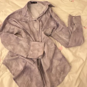Ljuslila skjorta från Dazy - Säljer en stilren ljuslila skjorta från Dazy. Skjortan har långa ärmar och knappar framtill. Perfekt för en avslappnad men ändå elegant look. 💜