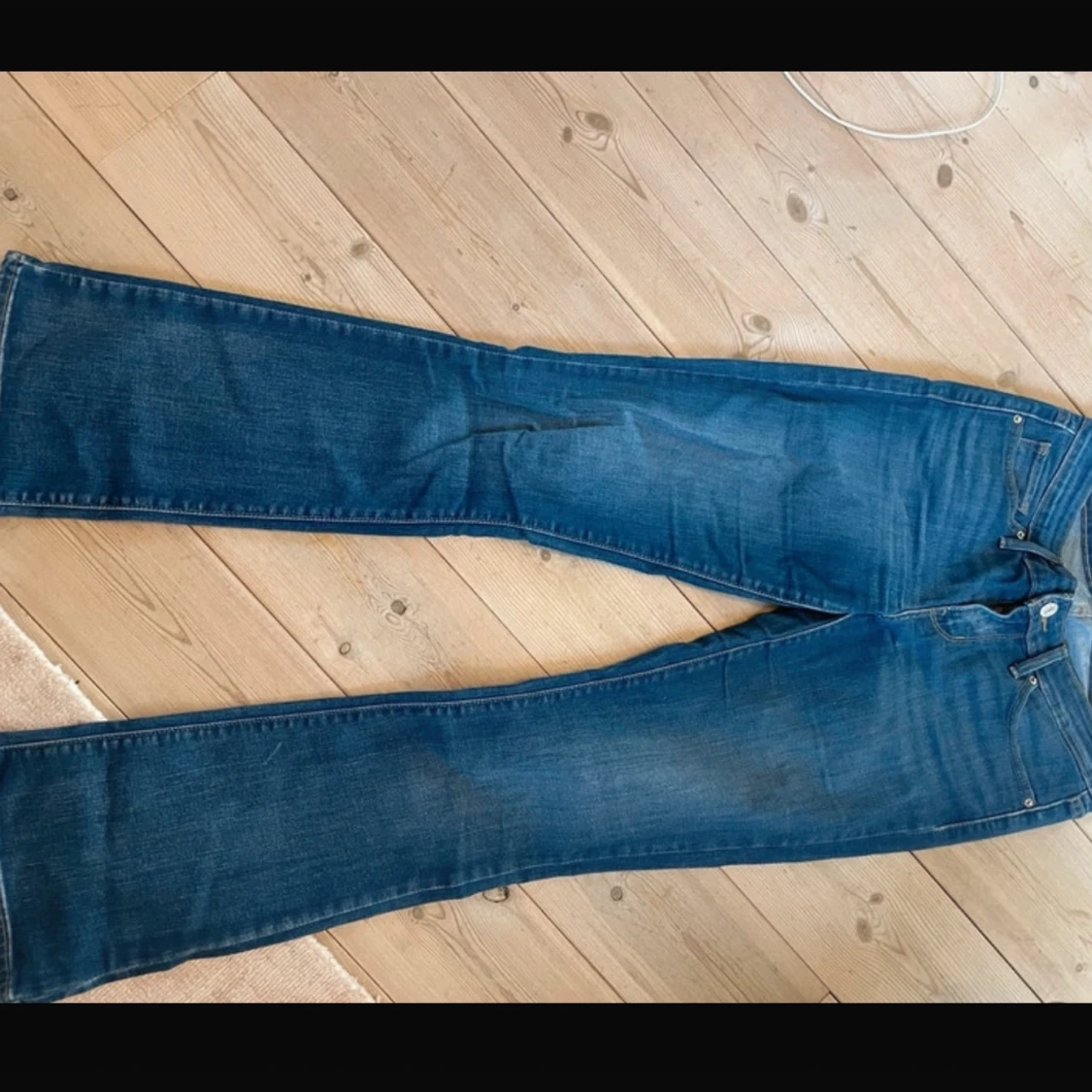 Blå bootcut jeans från Levi's