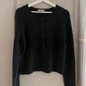 Stickad kofta  - Svart stickad kofta från Gina. Jag bär M och koftan passar mig även om den är i xl